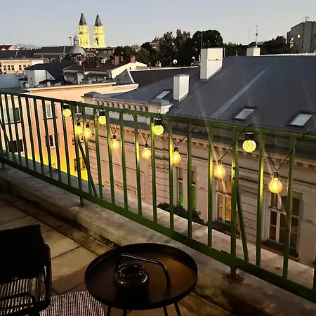 Utulny V Centru S Velkou Terasou オストラヴァ